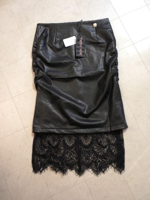 最新デニーローズ◆素敵レース使い！女らしさ際立つ”黒レザー調タイトスカート！40