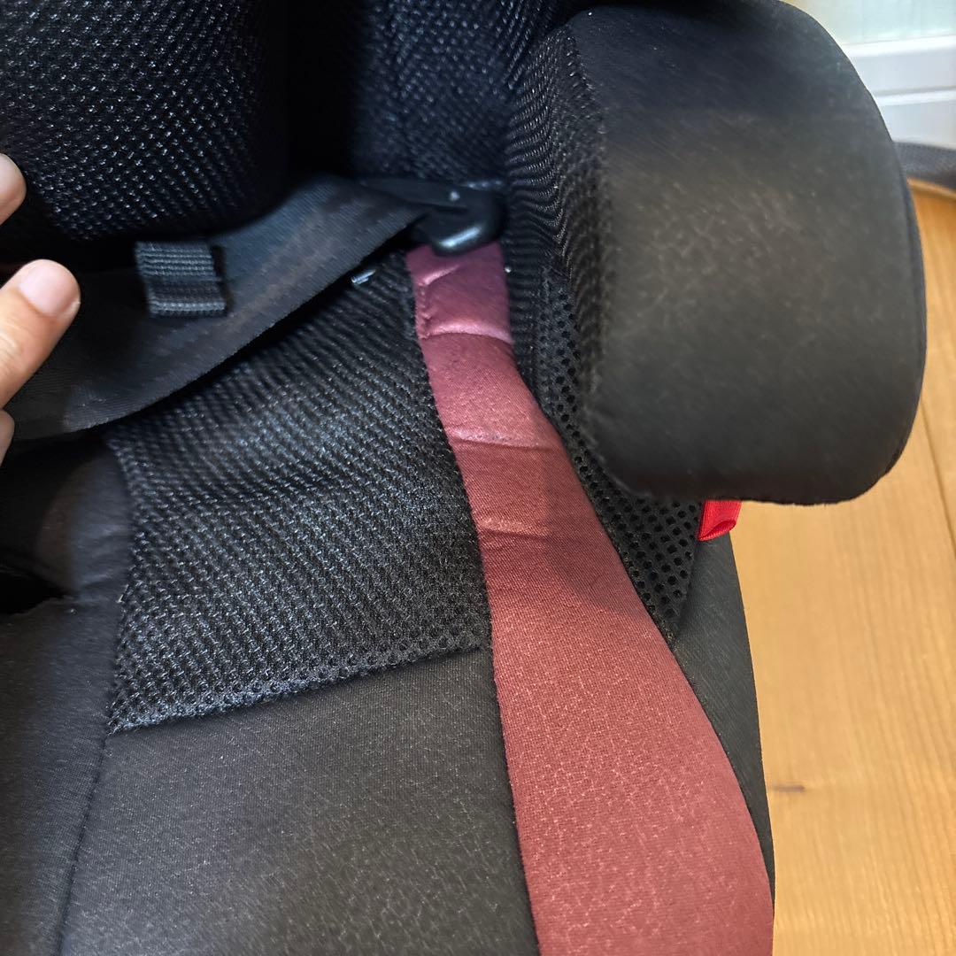 Combi チャイルドシート 黒と赤