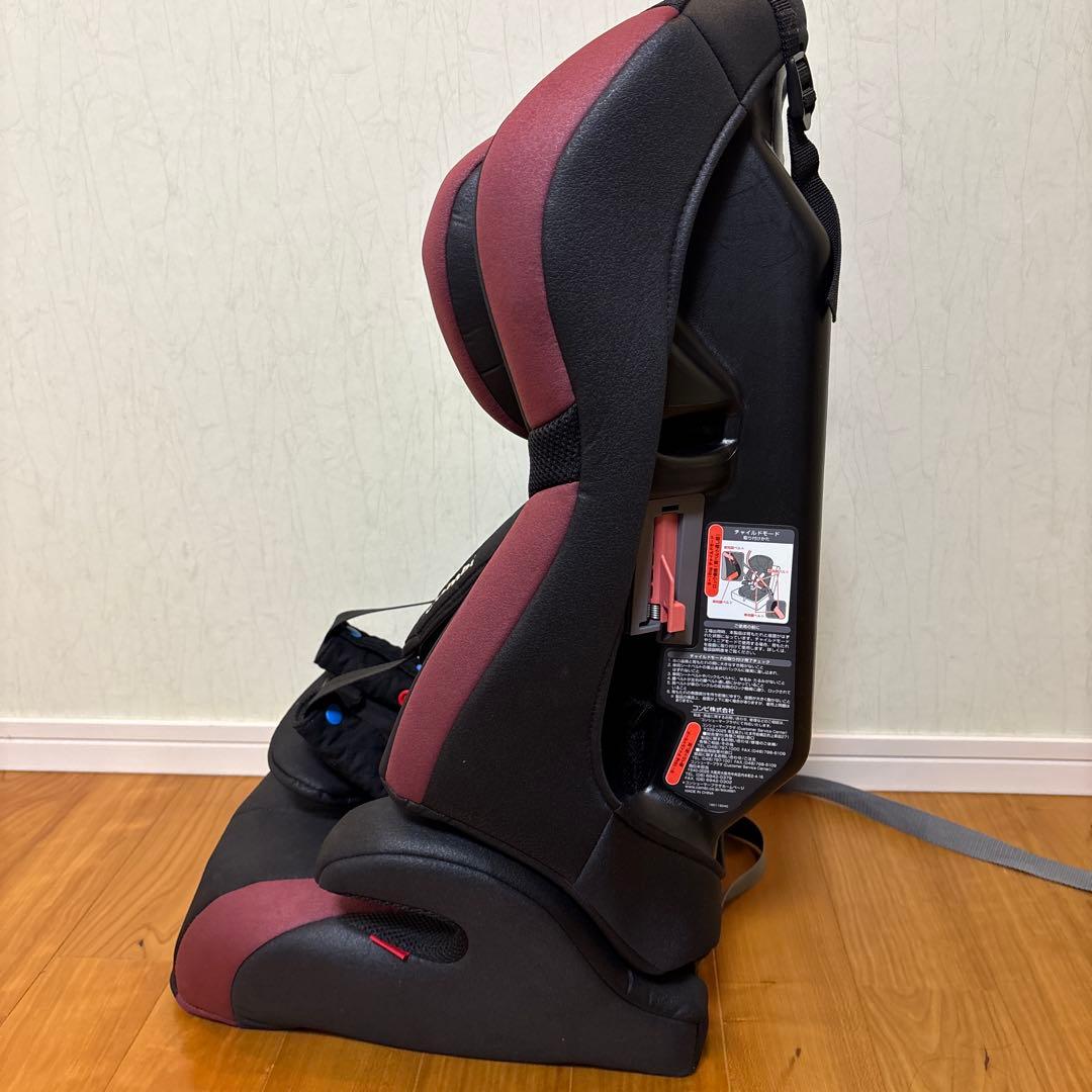 Combi チャイルドシート 黒と赤