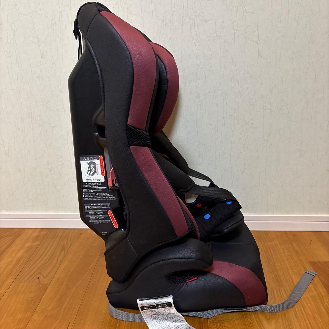 Combi チャイルドシート 黒と赤