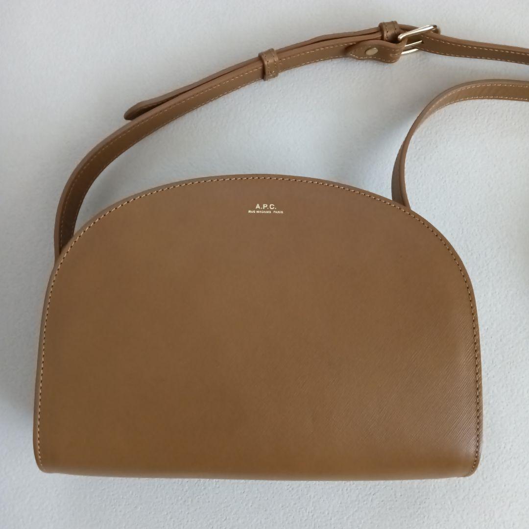 A.P.C. ベージュキャメル　ハーフムーン ショルダーバッグ　美品