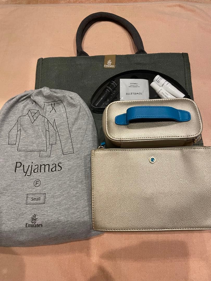 エミレーツ航空ファーストクラスアメニティセット &パジャマ&トートバッグ