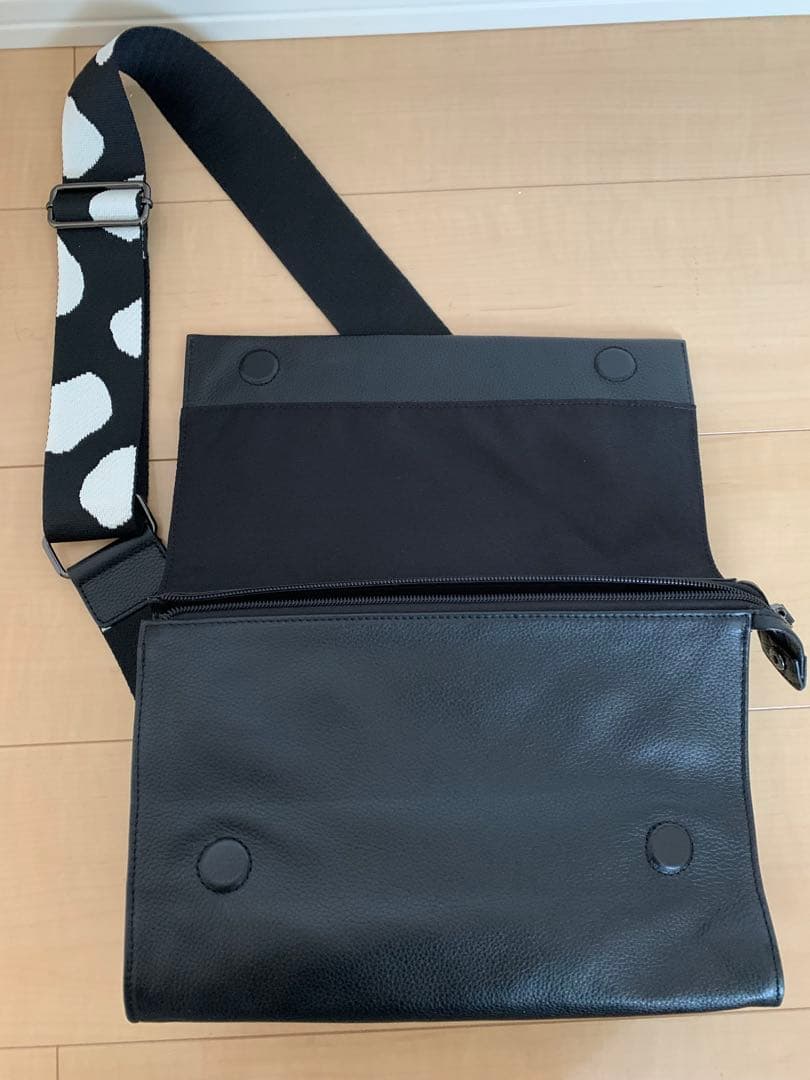 イアハピヨネ　ワイドテープショルダーバッグ