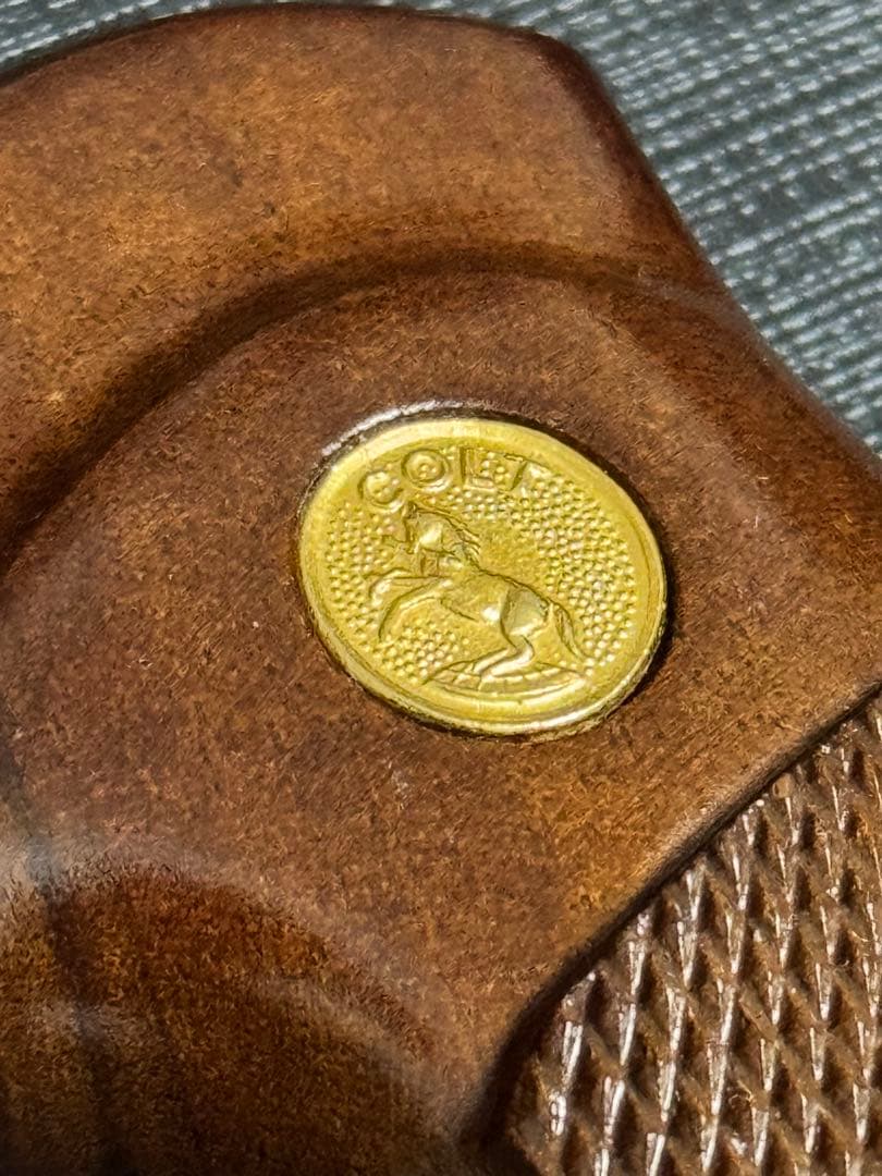 【実物】コルト社純正 パイソン 3rd 前期 木製グリップ スクリュー付き