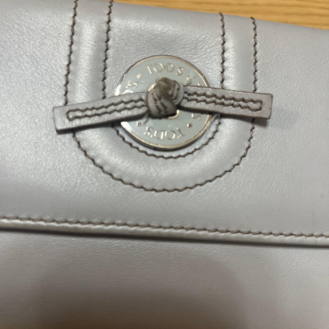 人気モデル‼️トッズTOD'S 二つ折り財布 ライトグレー - メルカリ