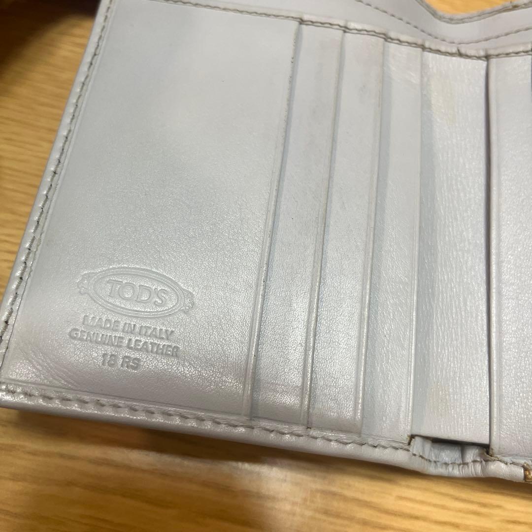人気モデル‼️トッズTOD'S 二つ折り財布 ライトグレー - メルカリ