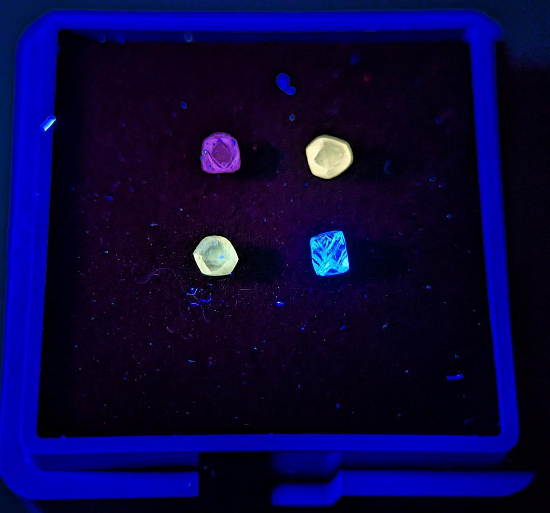 蛍光ダイヤモンド原石４色セット　計0.361カラット　ボツワナ産 蛍光ダイヤモンド原石4色セット 計0.361カラット ボツワナ産