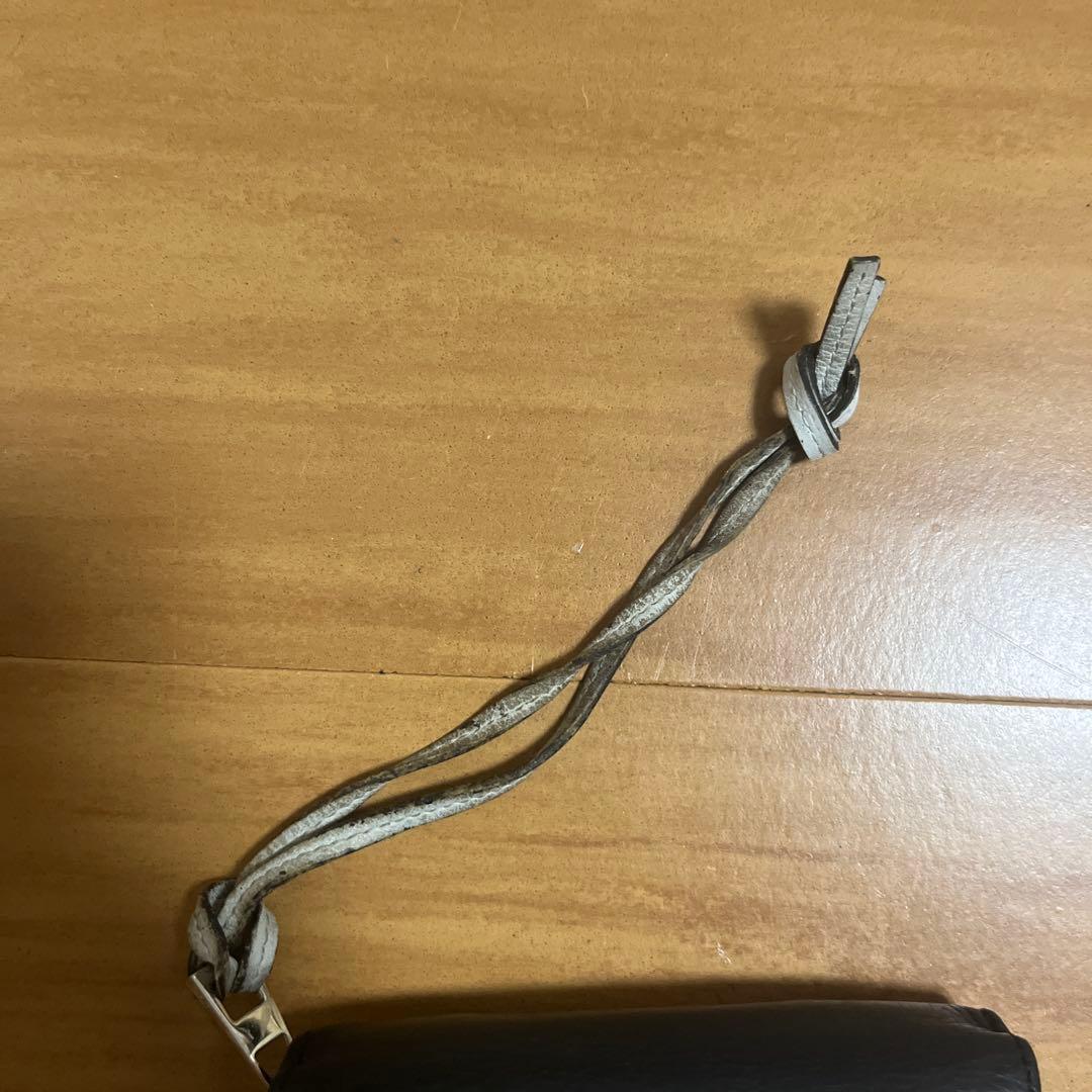 ロエベ黒の二つ折り財布 装飾模様付き