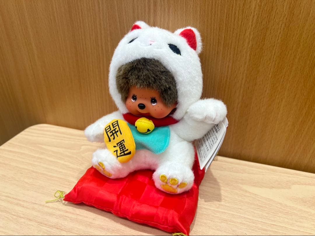 【タグ付き・美品】モンチッチ 招き猫 開運Ver.／ぬいぐるみ／赤座布団付き