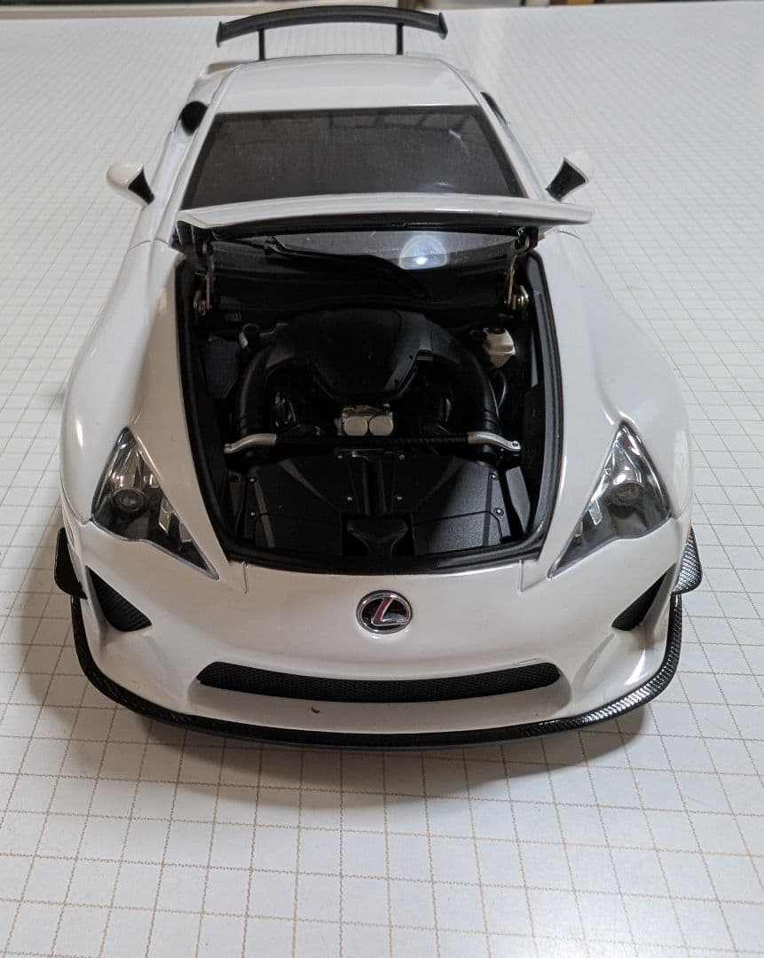 レクサスLFA 1/18ミニカー ホワイト