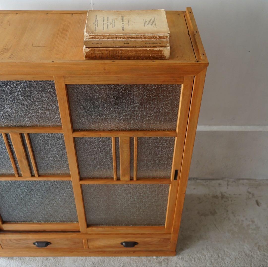 ダイヤガラスのキャビネット