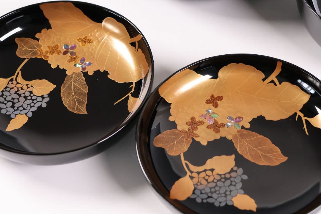MB189】天然木漆塗 紫陽花と葵 金蒔絵 螺鈿入 黒塗 煮物椀 二客 昭和期