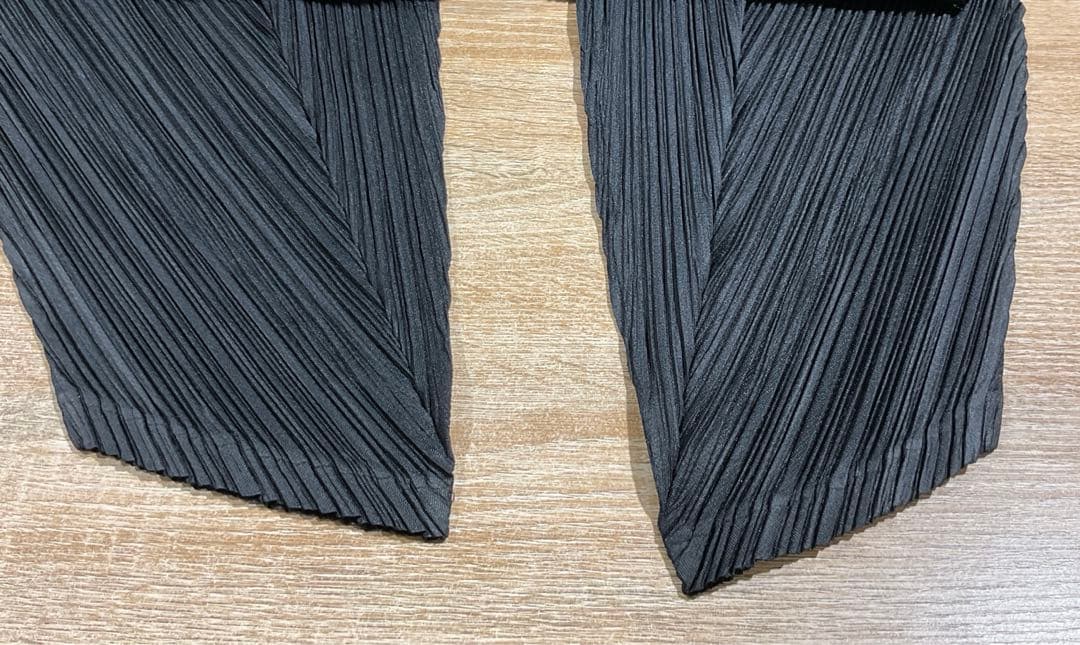 プリーツプリーズ　イッセイミヤケ　変形パンツ　バルーン　ブラック　日本製