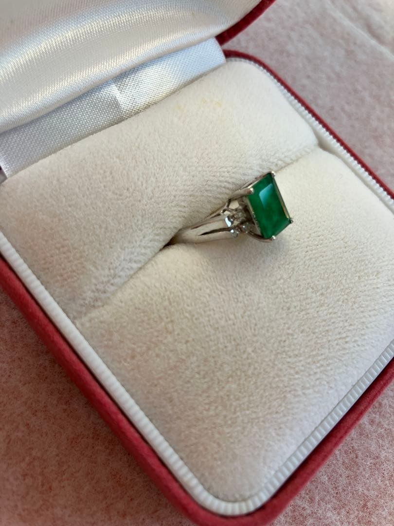 エメラルドの指輪