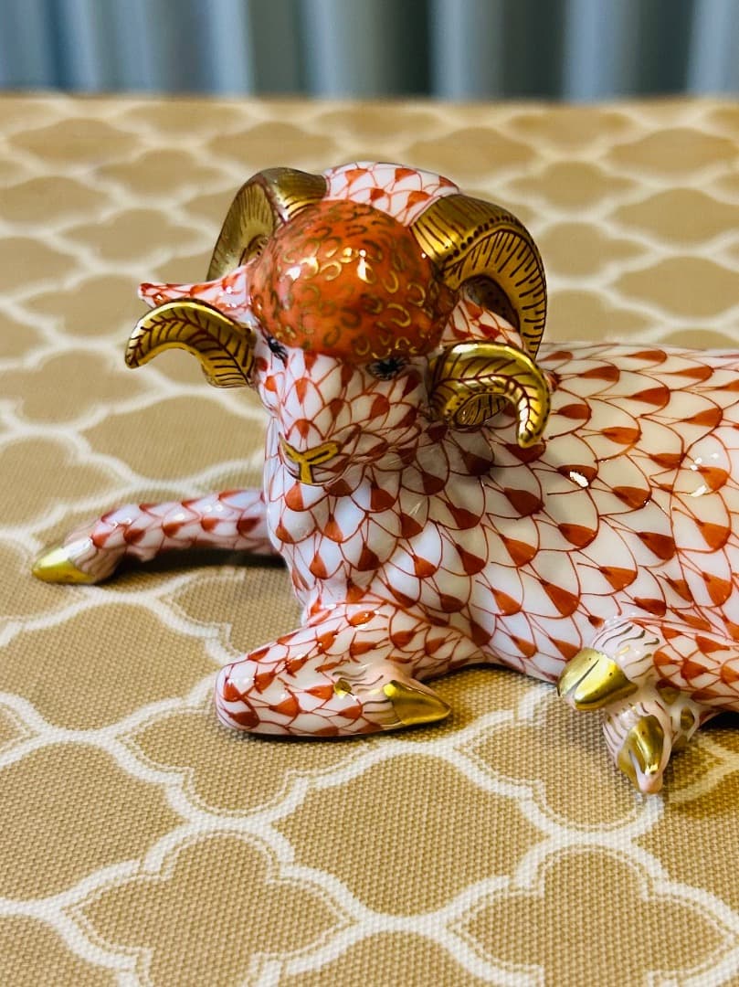 Herendヘレンド干支シリーズ 「未」金彩仕上げ 置物　フィギュリン磁器 ヘレンド社の置物 Herendヘレンド干支シリーズ 「未」金彩仕上げ 置物