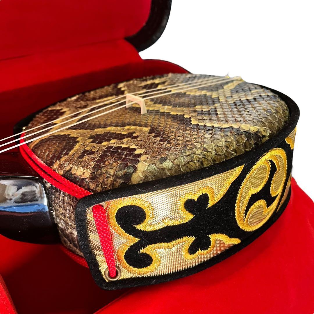 【極美品】沖縄 三線 本蛇革 強化張り 黒塗り棹 蛇皮 ハードケース 爪 調子笛