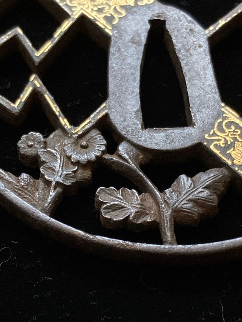 【特別保存刀装具】菊熨斗図透鐔 無銘京正阿弥　鉄地丸形透鍔