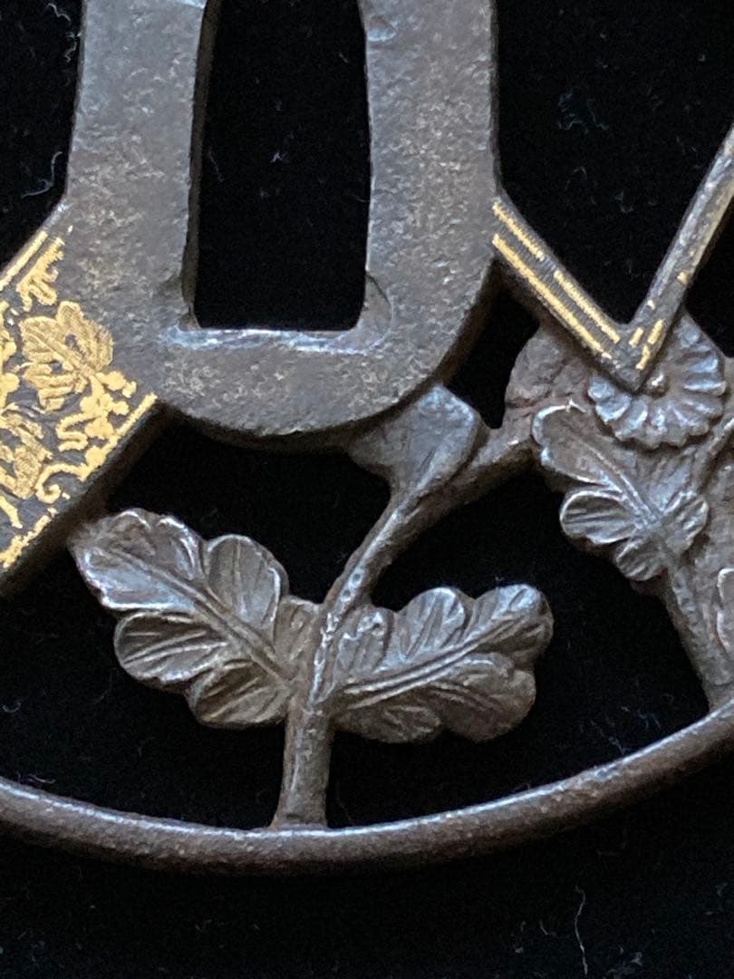 【特別保存刀装具】菊熨斗図透鐔 無銘京正阿弥　鉄地丸形透鍔