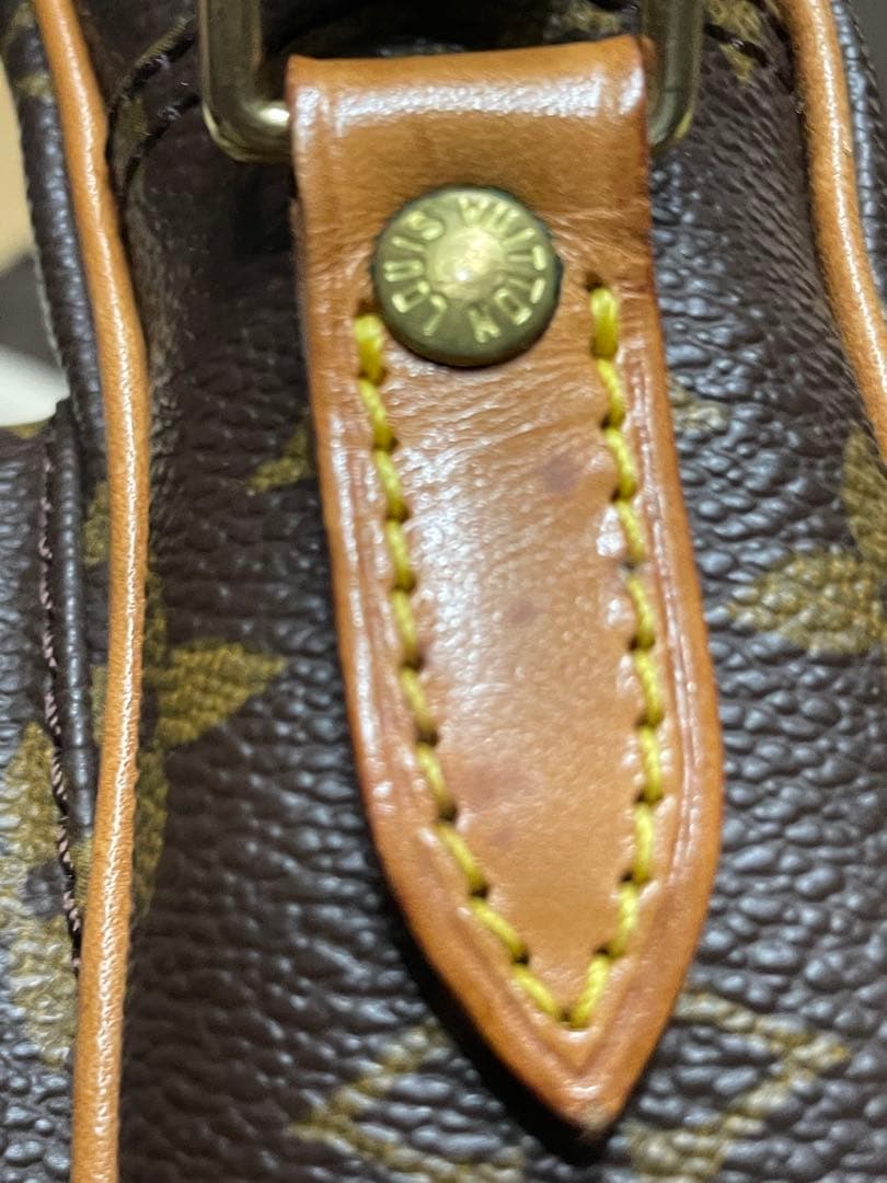 ストラップ根元も綺麗です。Amazon