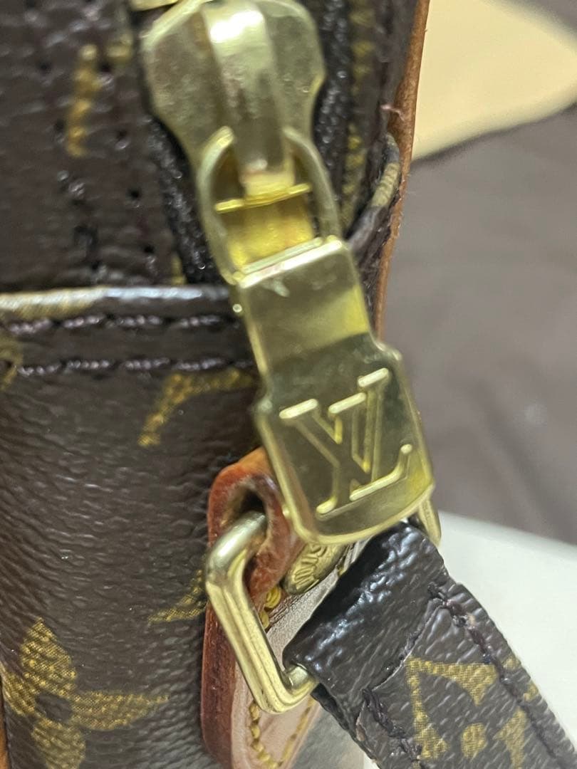 ストラップ根元も綺麗です。Amazon