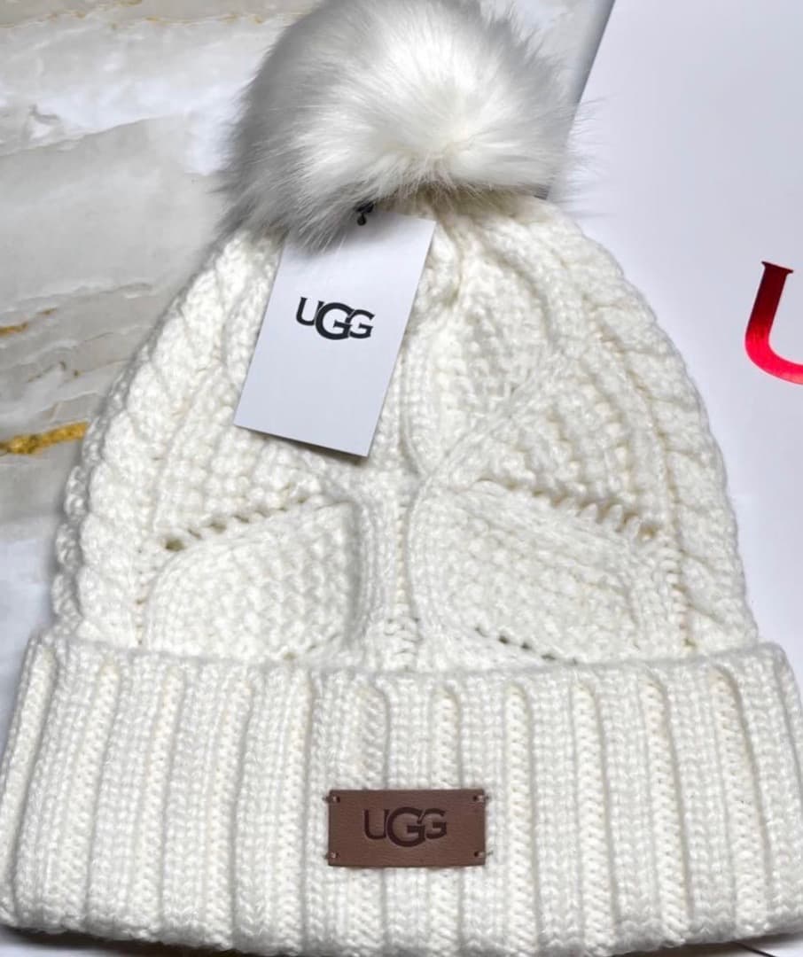 UGG ポンポン付きニット帽 アイボリー - メルカリ