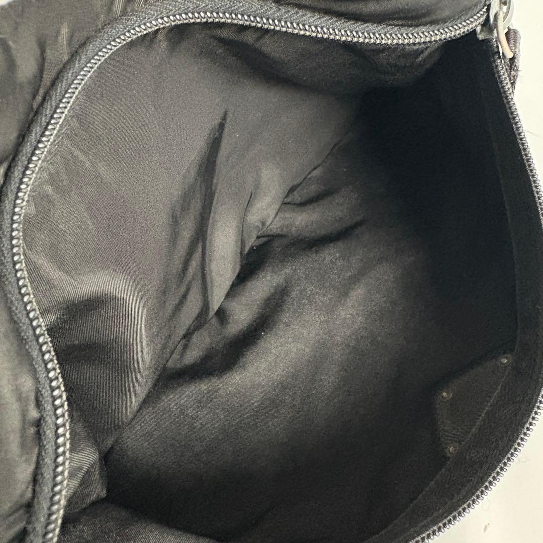 プラダ ナイロン 三角ロゴ ショルダーバッグ　ブラック