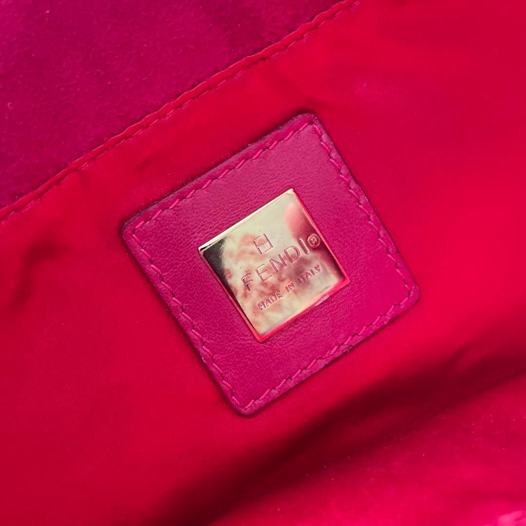 Fendi ピンク スエード ショルダーバッグ　マンマバケット