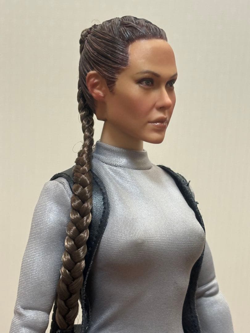 1/6 トゥームレイダー ララ・クロフト フィギュア