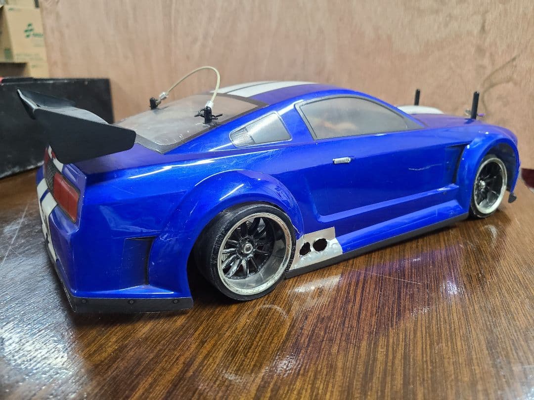 ラジコンカーとFutabaコントローラー