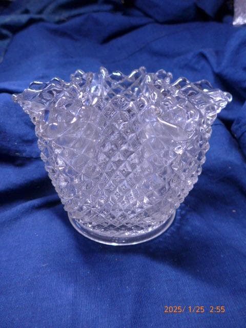 アンティークガラスの花瓶です。60年代のものだと思います アンティークガラスの花瓶です。60年代のものだと思います