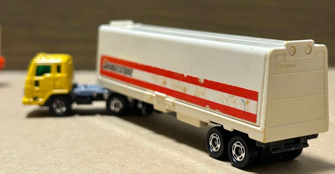 ロングトミカ いすゞ V12 ウイングルーフトレーラー 黄ヘッド