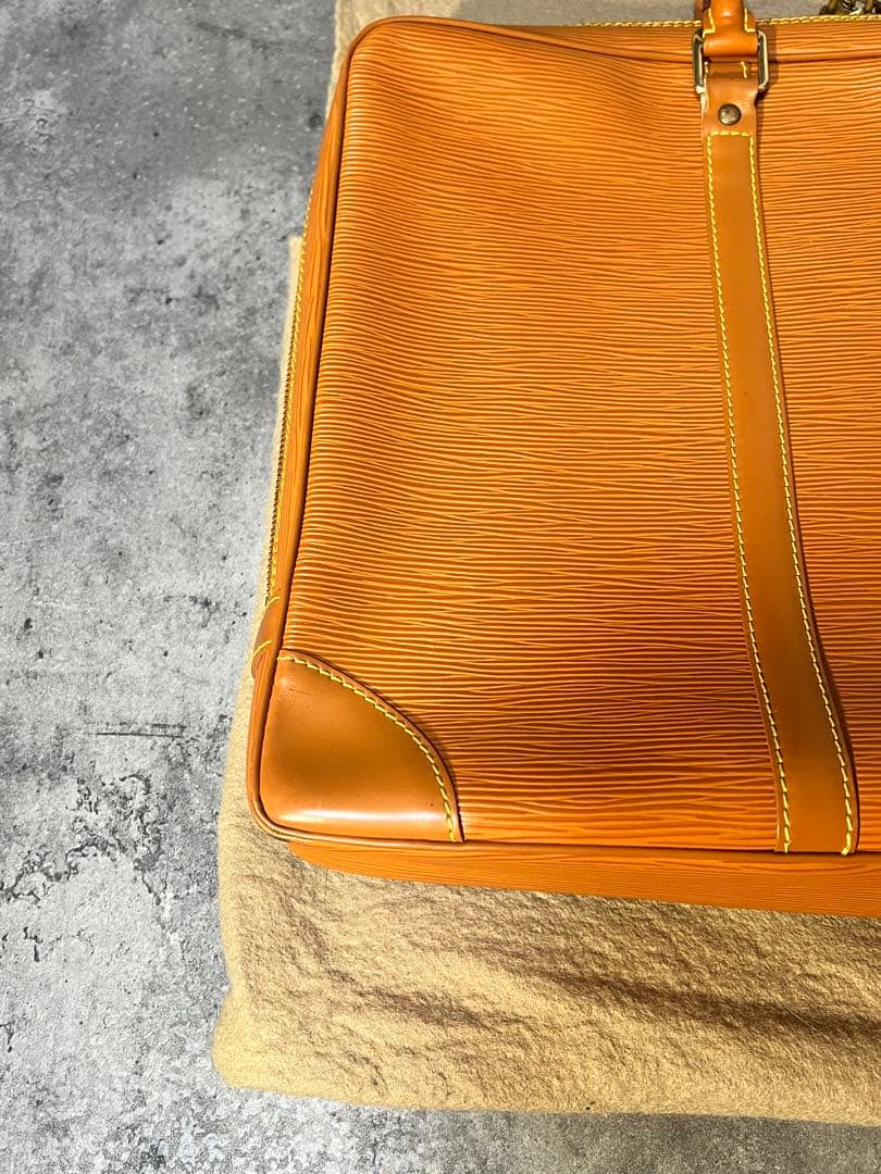 ルイヴィトン　エピ　ポルト ドキュマン・ヴォワヤージュ　ジパングゴールド