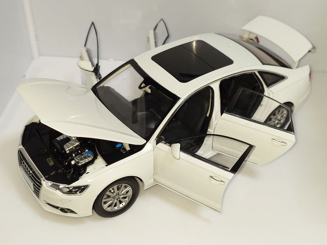 希少 海外流通品 Audi A6L 1/18 ミニカー ホワイト