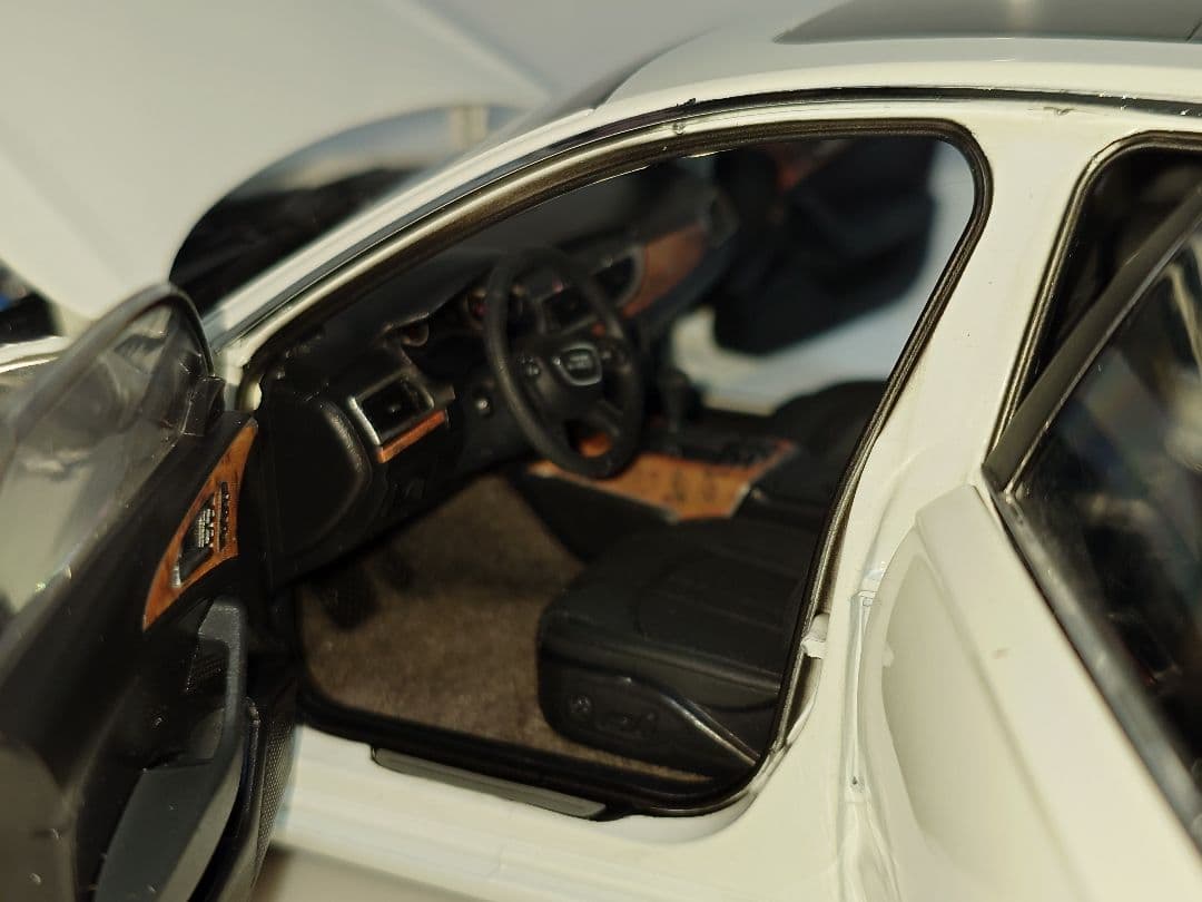 希少 海外流通品 Audi A6L 1/18 ミニカー ホワイト