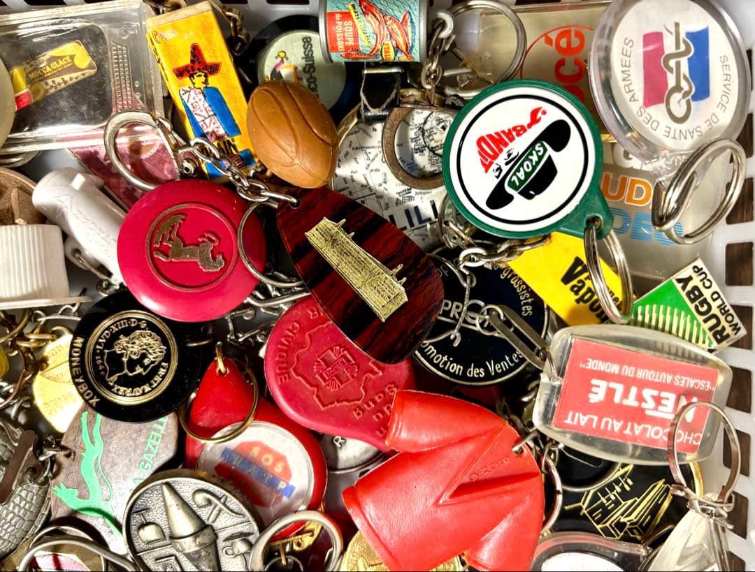 854【お得な100個!】ヴィンテージ フランス フレンチ キーホルダー