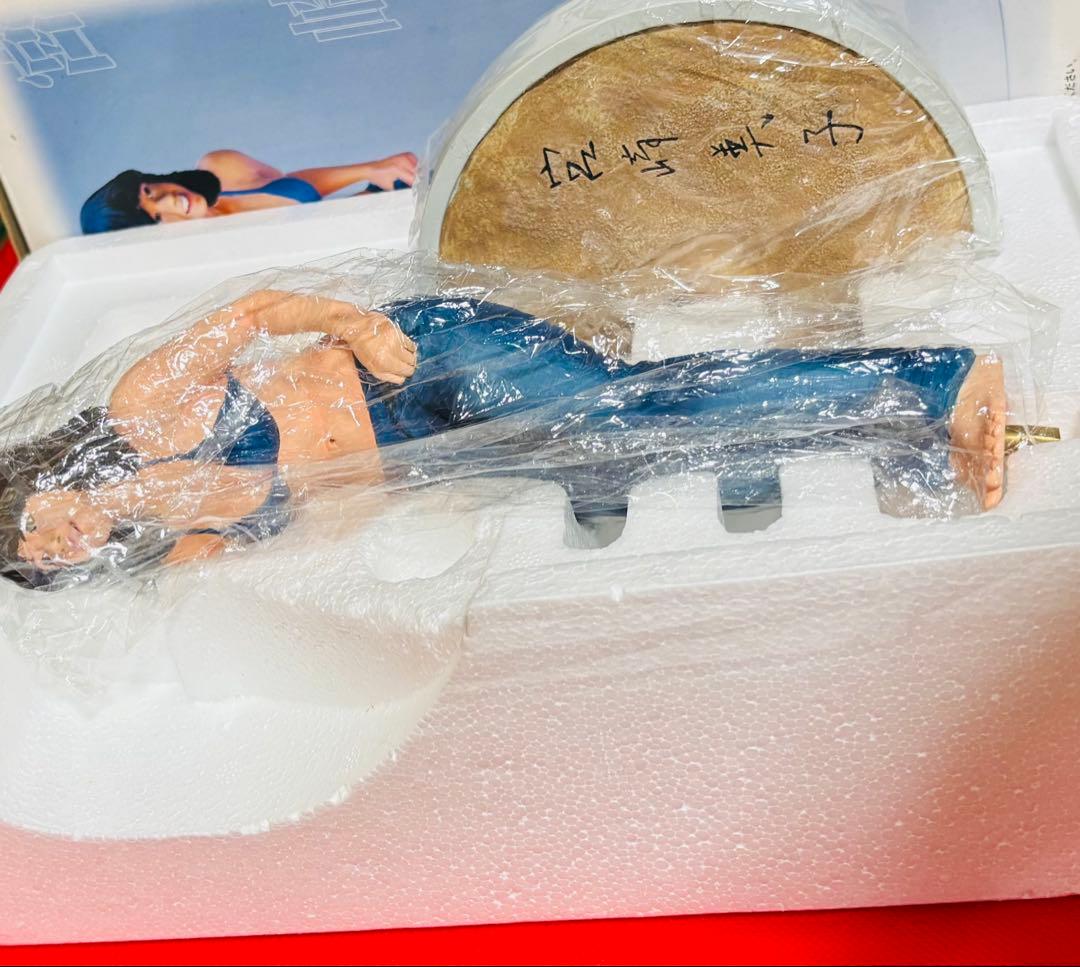 斉藤哲夫のCMソングで人気爆発した 宮崎美子のフィギュアとカメラマン