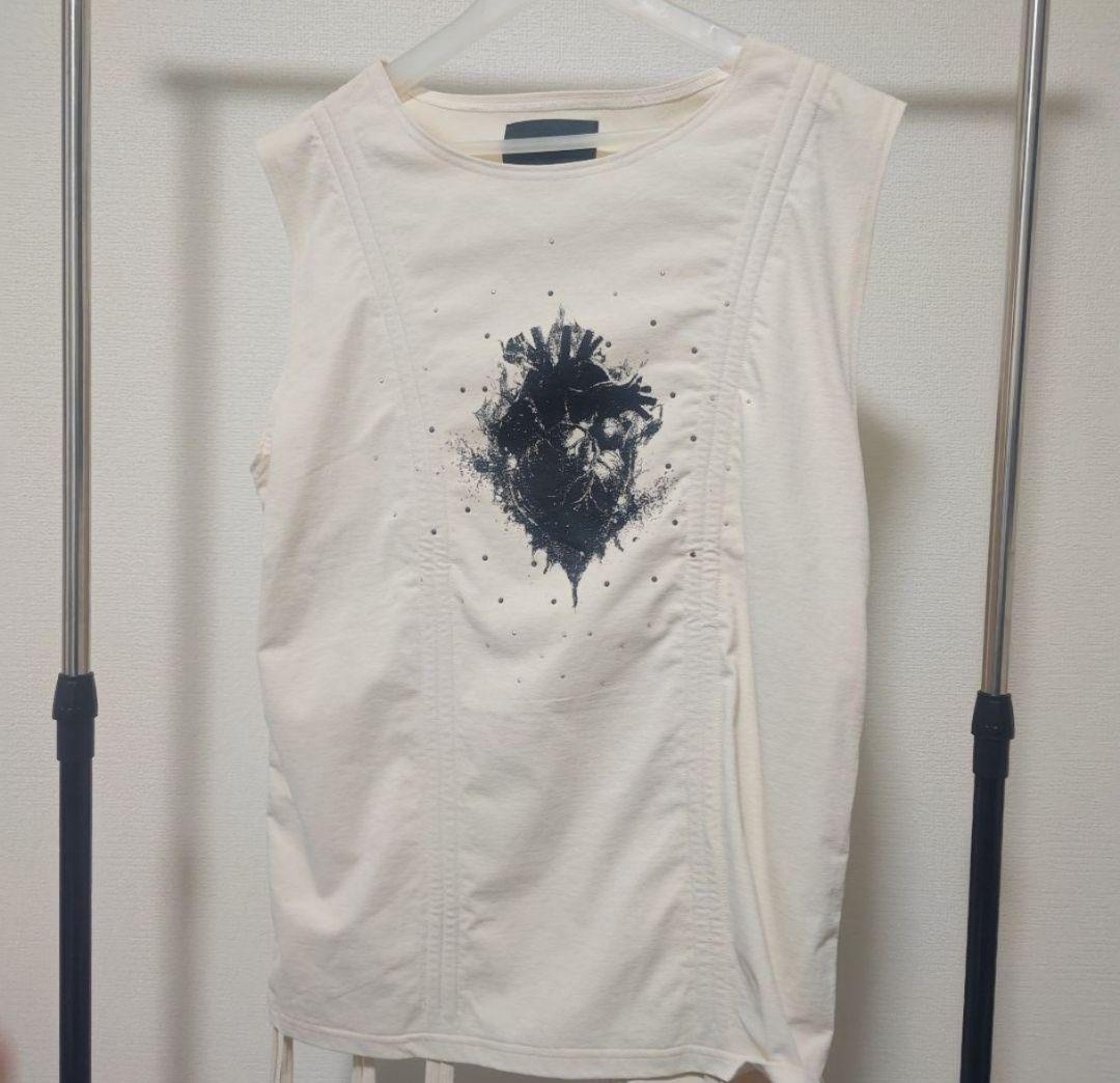 GRANCYシャーリングデザインラインストーングラフィックノースリーブT