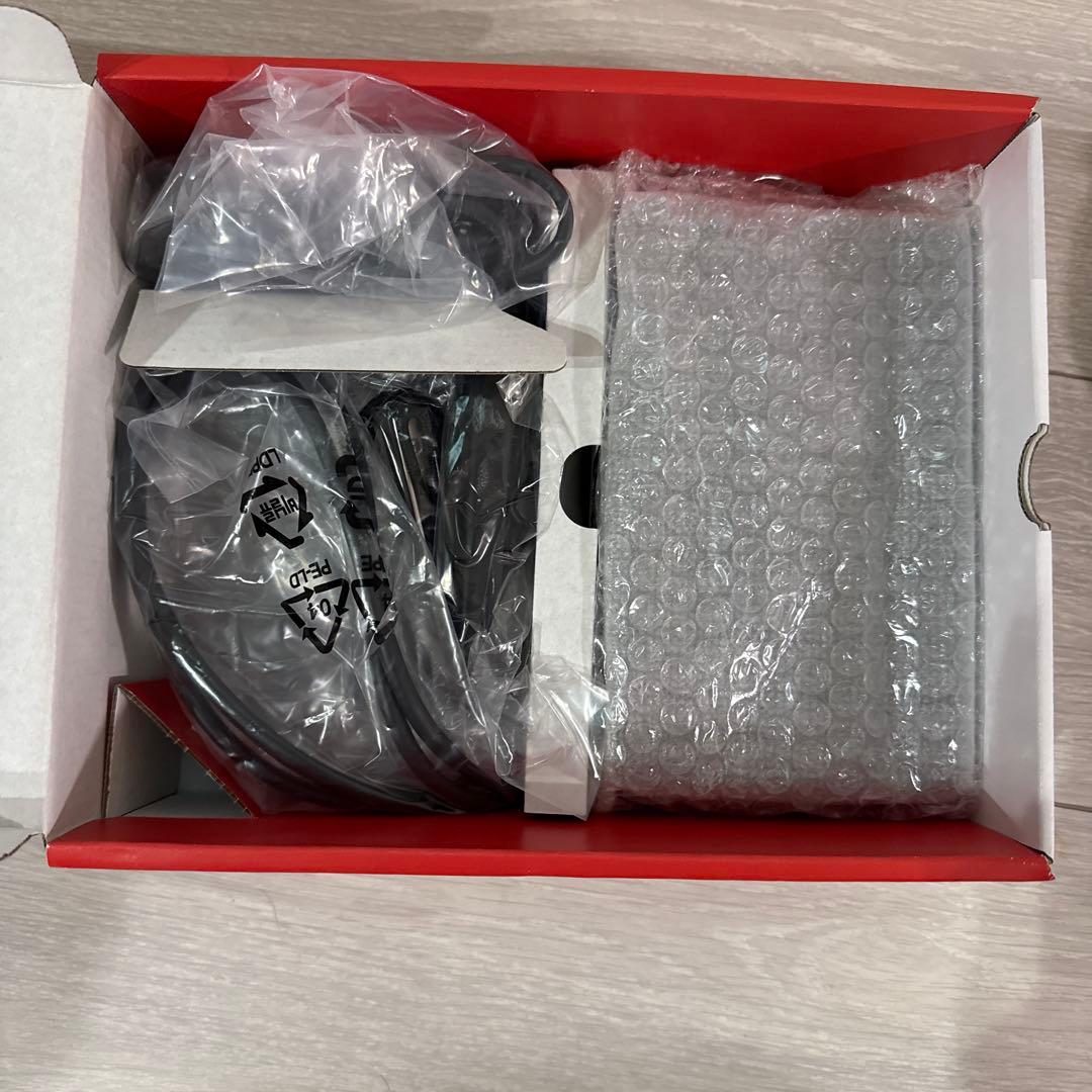 【美品】Nintendo Switch 未使用本体 付属品コントローラー3個