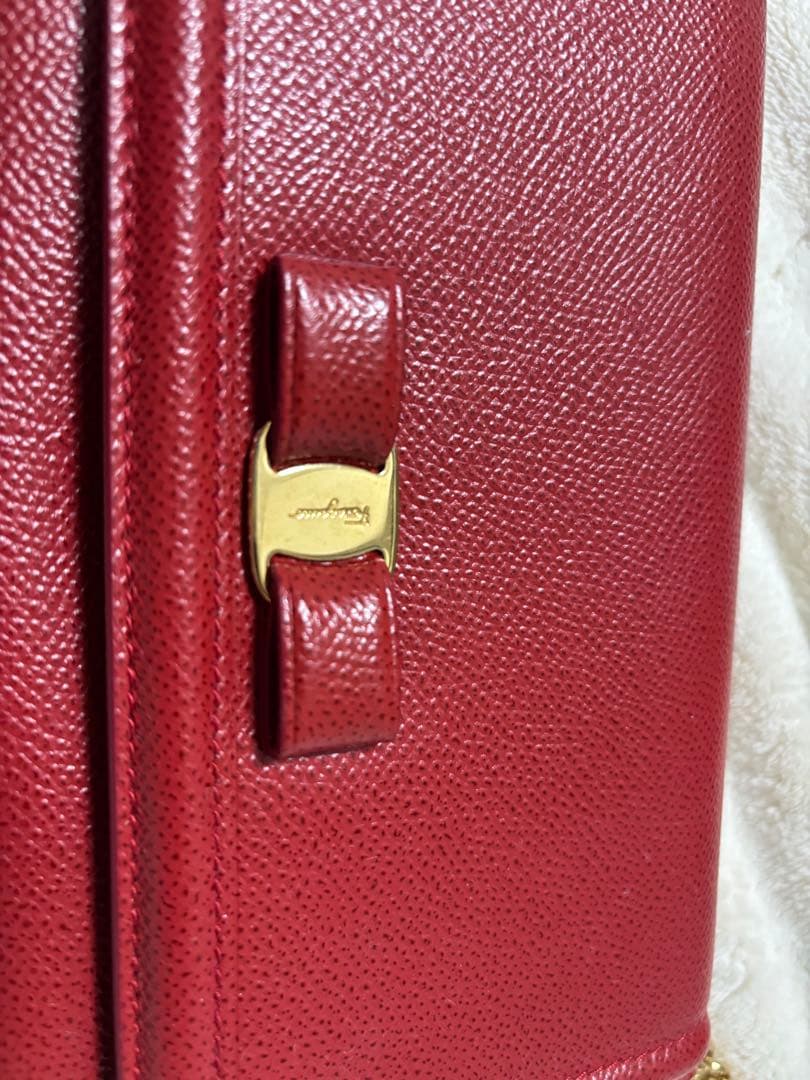 サルヴァートフェラガモ ヴァラチェーン クラッチバッグ レッド