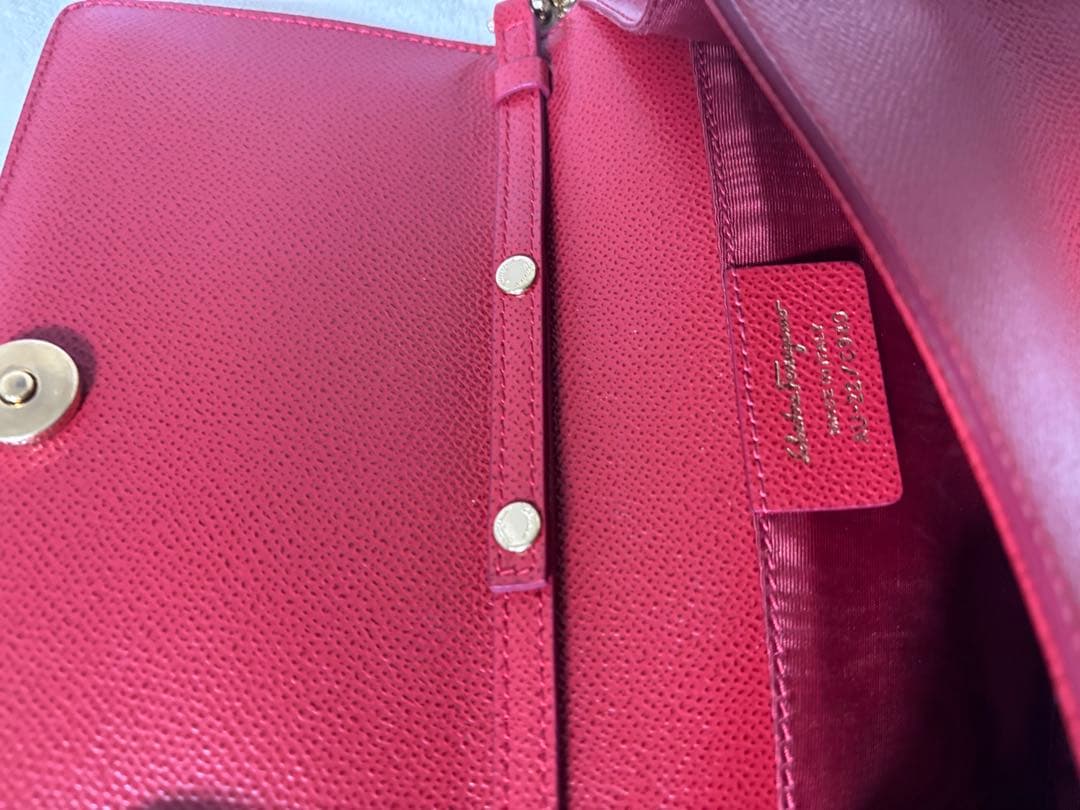 サルヴァートフェラガモ ヴァラチェーン クラッチバッグ レッド