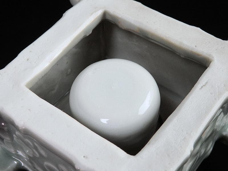 古伊万里　青磁　陽刻　井戸型　梅花の図　盃台　E264AS-CGr