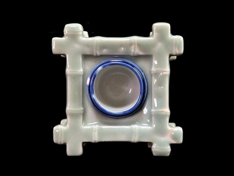 古伊万里　青磁　陽刻　井戸型　梅花の図　盃台　E264AS-CGr