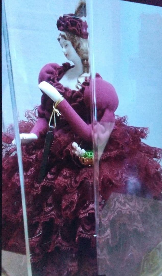 昭和レトロワインレッドリボンドレス立体オブジェ人形