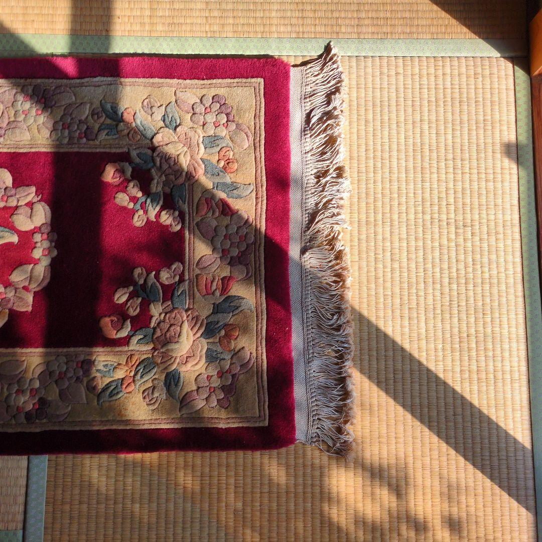 緞通 段通 絨毯 肉厚 花柄 房あり 厚さ約2cm 綺麗なワインレッド