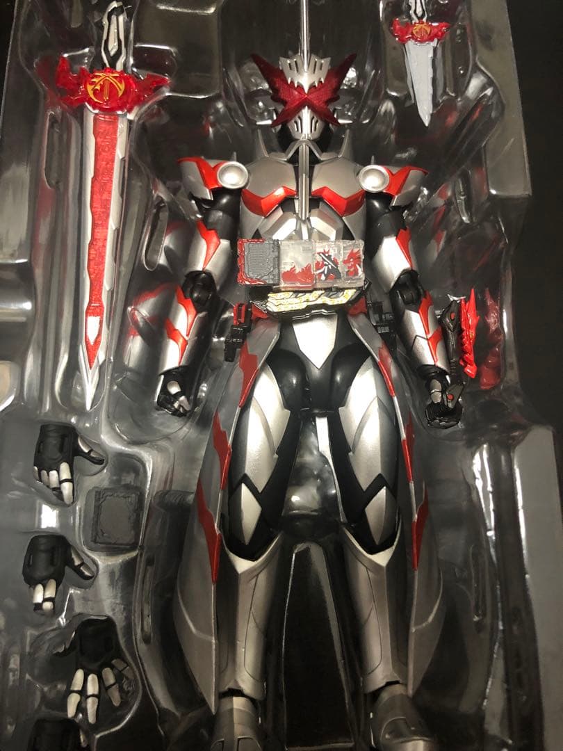 S.H.Figuarts 仮面ライダーセイバー ドラゴニックナイト