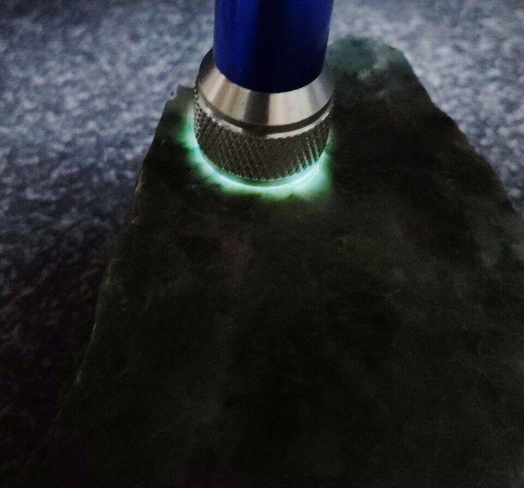 ☆翡翠原石☆糸魚川硬玉【姫川・川ズレ・カット磨き❶322g】