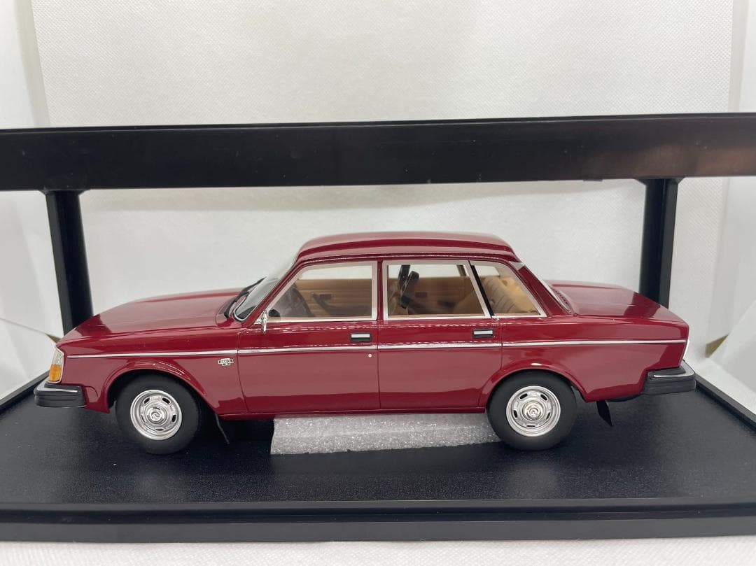 104-048 Cult 1/18 ボルボ 244DL red 1975