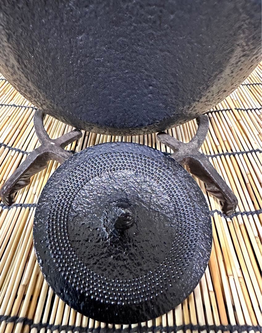 未使用品、供箱付 南部雲南堂鍋元造 15型丸平形アラレ 鉄瓶 南部鉄瓶