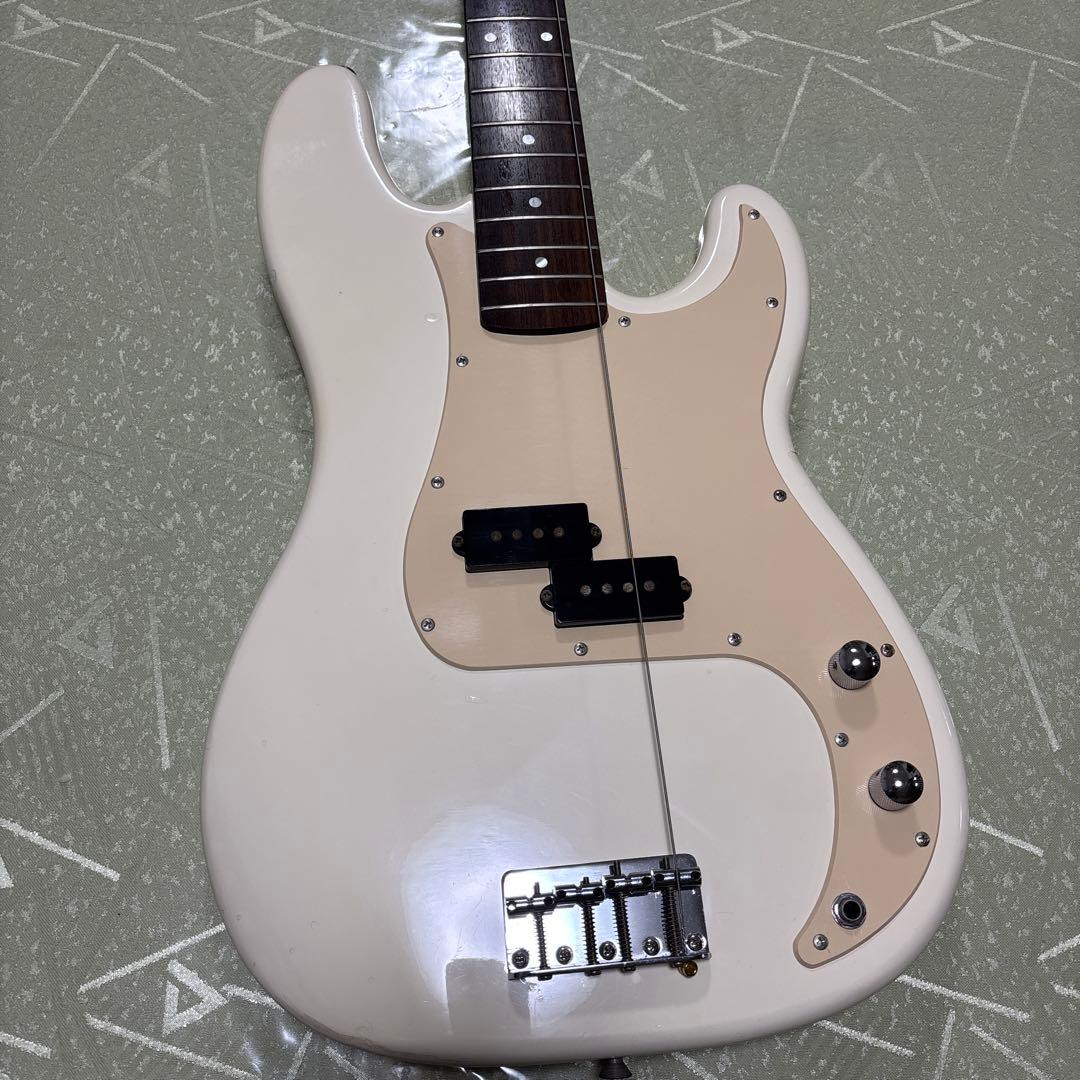 SquierとBUSKER´S プレベ(ネックを外して発送)