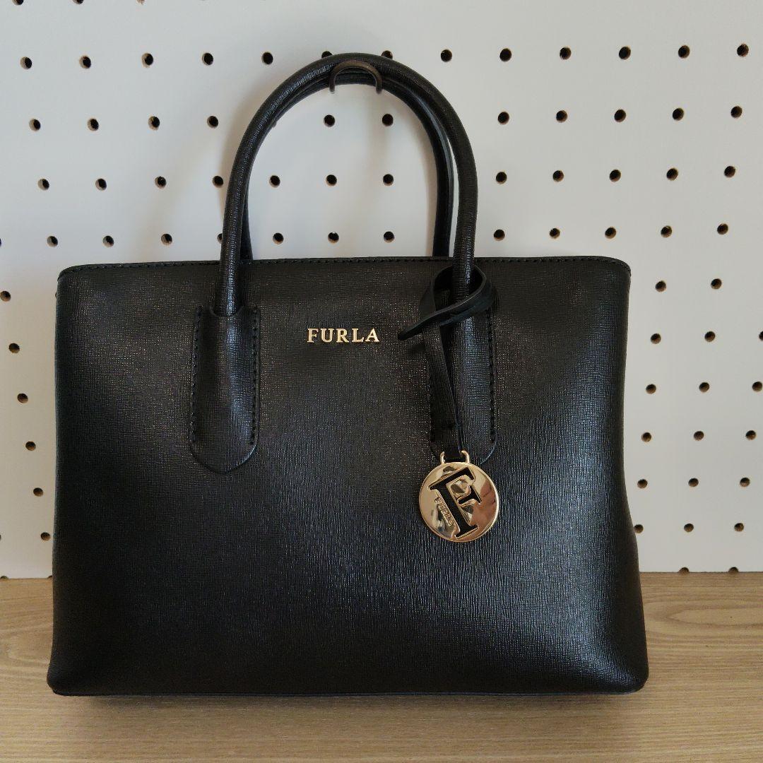 FURLA ブラック ハンドバッグ ショルダーストラップ付き